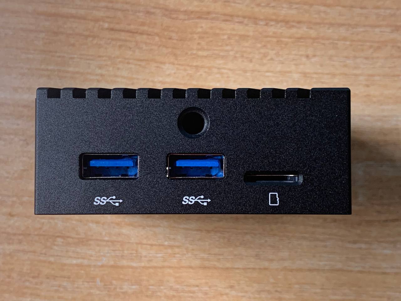 “USB 3.0、SD卡插槽以及三脚架接口”