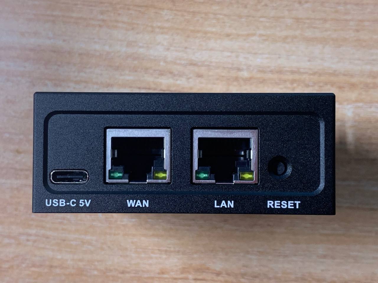 “供电接口和网口”